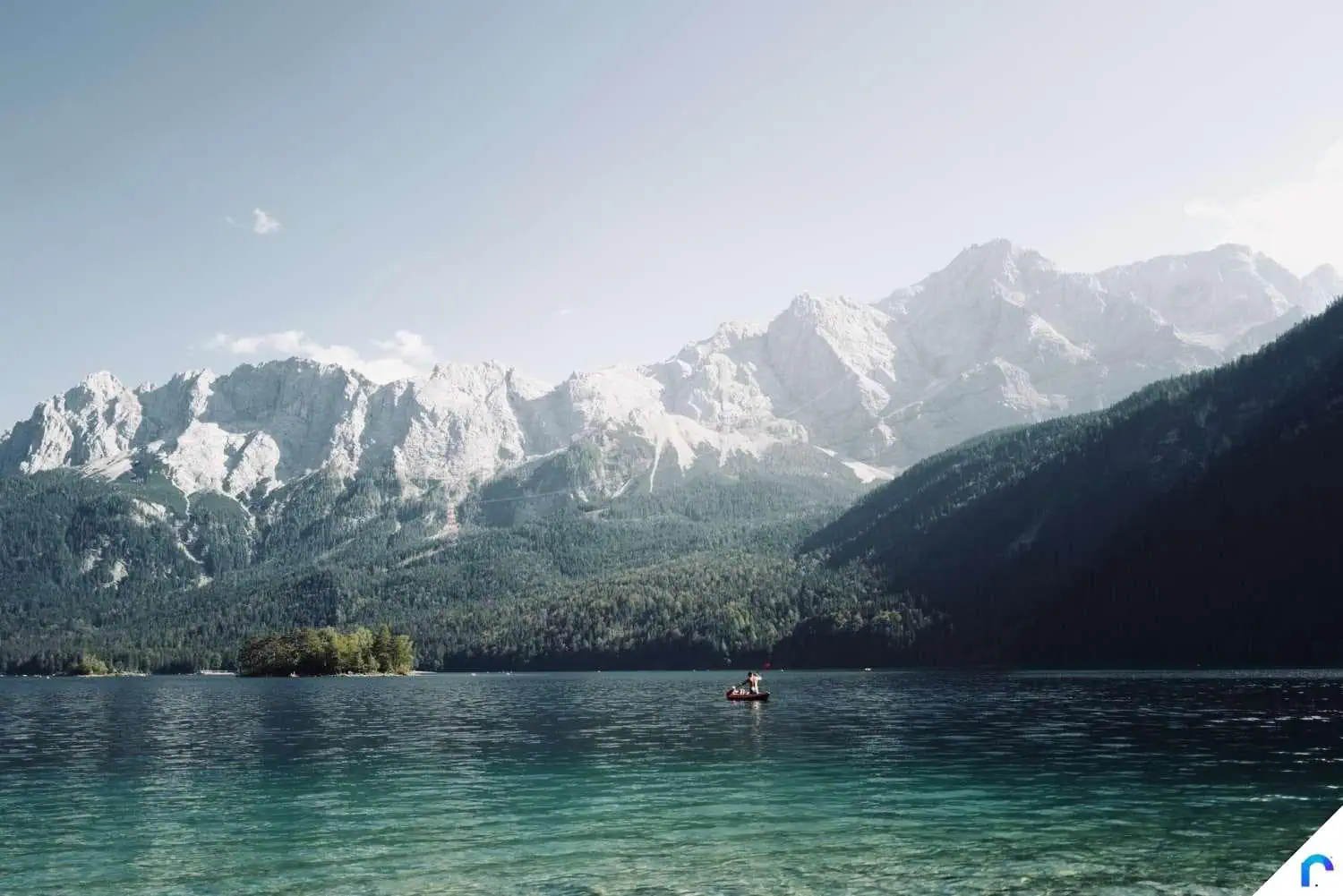 Thuyền kayak trên hồ nước trong xanh tại dãy núi Alps, cảnh quan thiên nhiên tại Việt Nam, du lịch khám phá, phong cảnh núi non hùng vĩ, môi trường sạch đẹp, thư giãn cuối tuần.